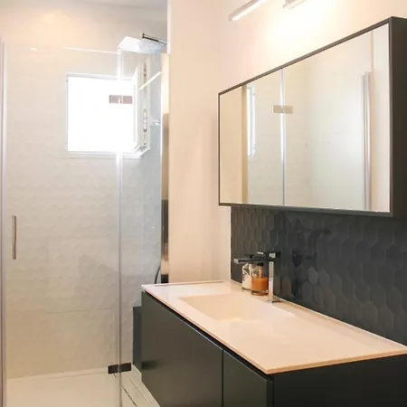 Spacious Luxury In Trendy Neighborhood
