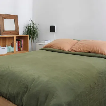 Spacious Luxury In Trendy Neighborhood Apartment *